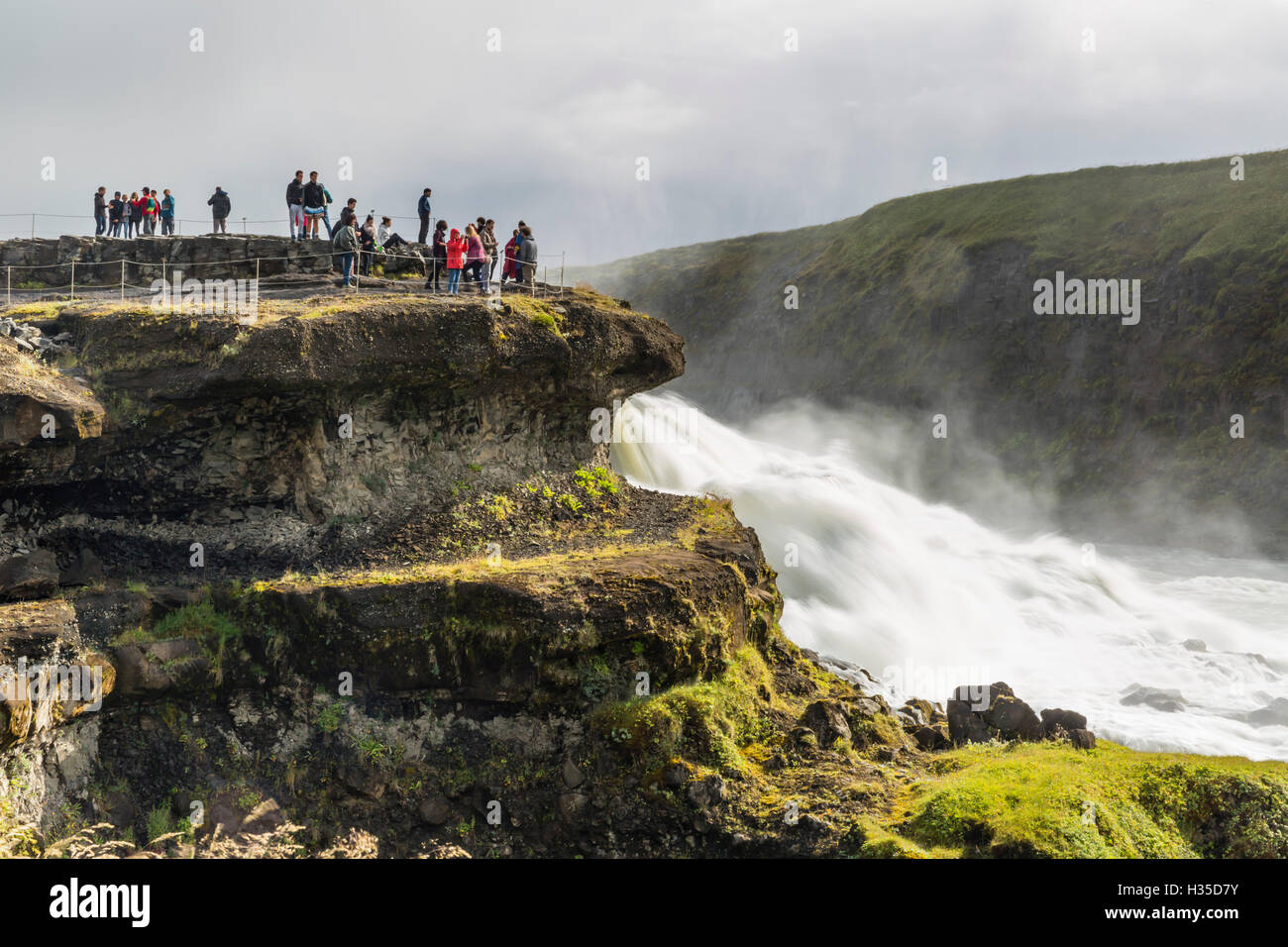 Les touristes visitant Gullfoss (Chutes d'Or), une cascade situé dans le canyon de la rivière Hvita au sud-ouest de l'Islande Banque D'Images