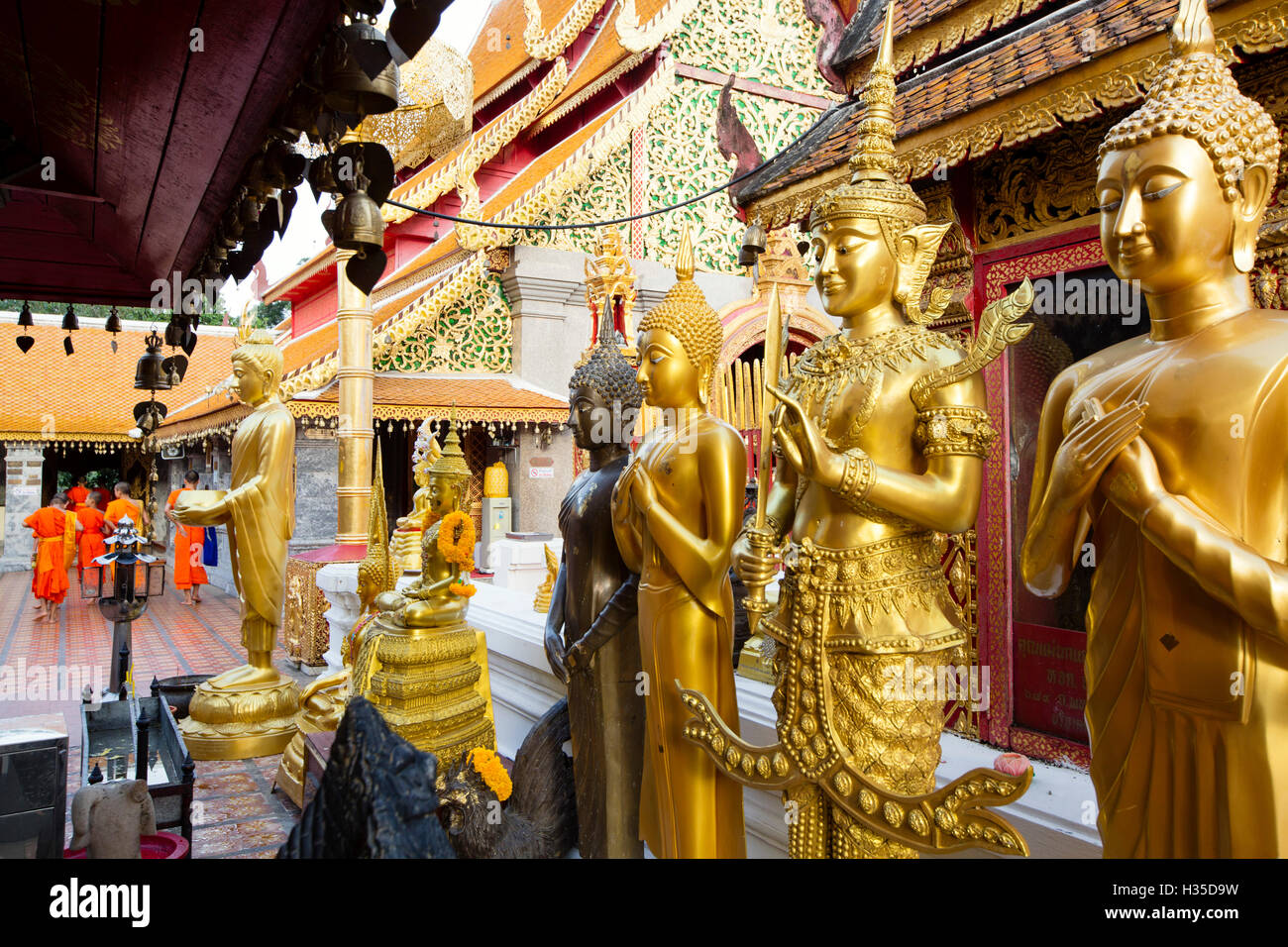 Bouddhas d'or au temple Doi Suthep, Chiang Mai, Thaïlande Banque D'Images