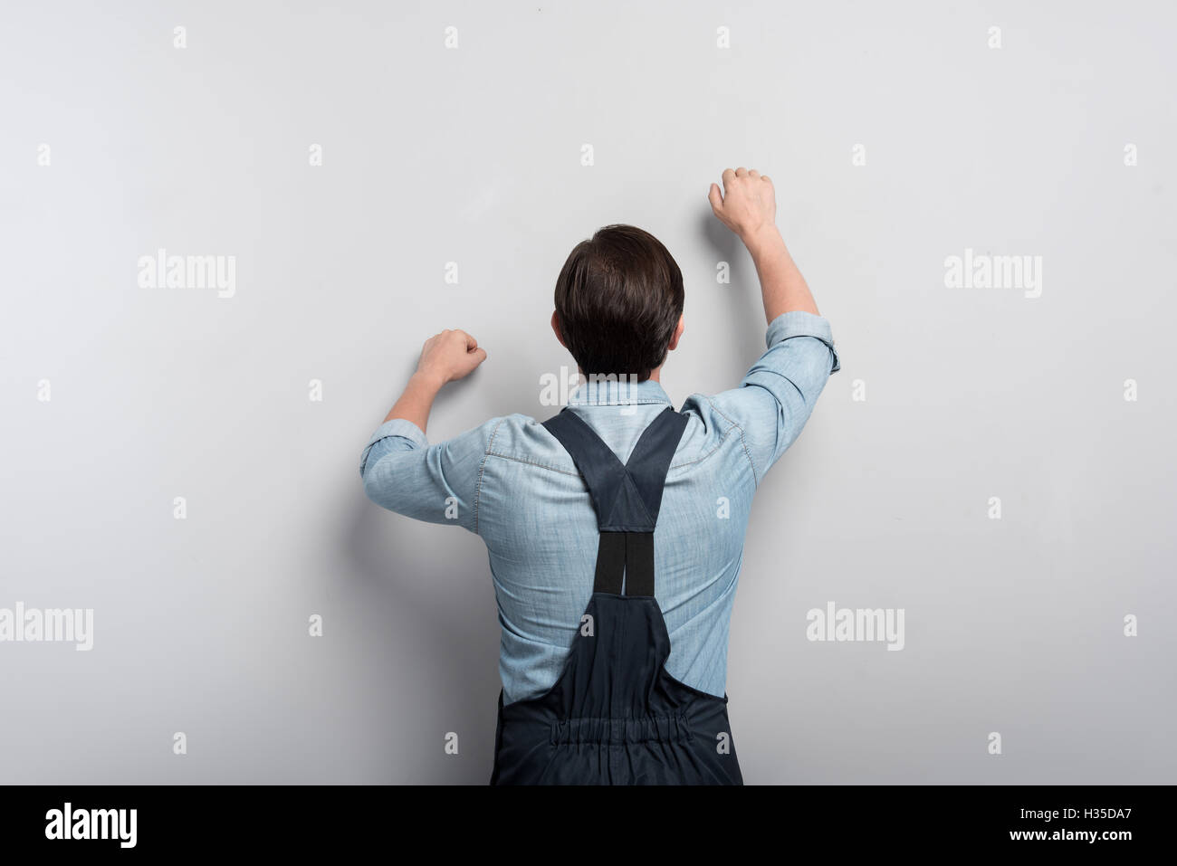 Beau barbu debout devant le mur Banque D'Images
