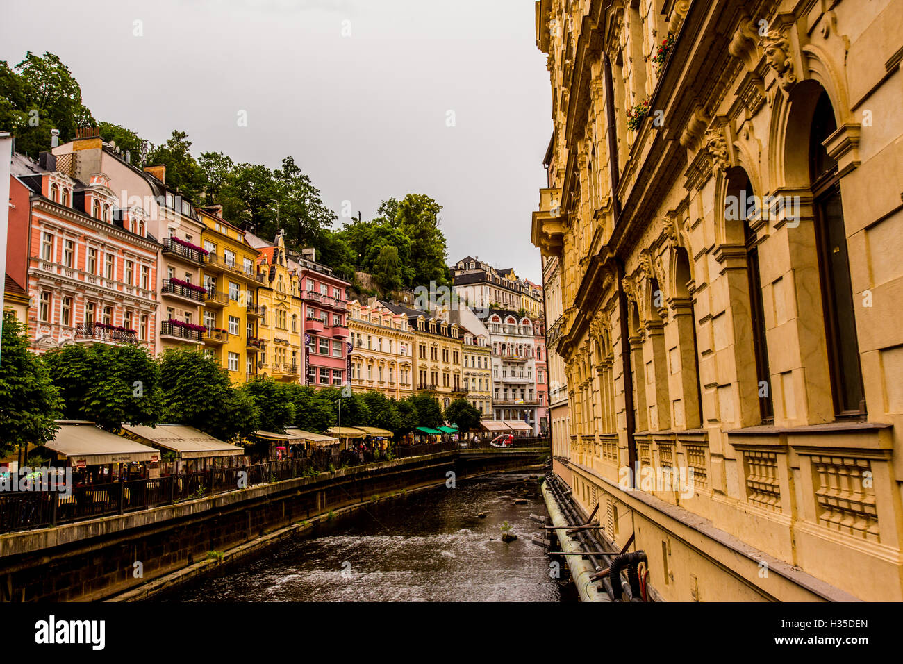 Le village de Karlovy Vary, en Bohême, République Tchèque Banque D'Images