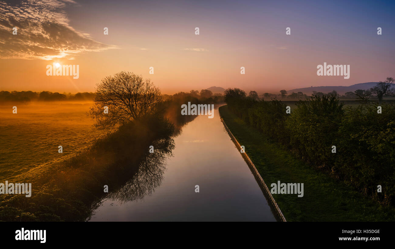 Le Shropshire Union Canal mène à travers la plaine du Cheshire à Beeston Castle et la crête de grès Peckforton, Cheshire, Royaume-Uni Banque D'Images