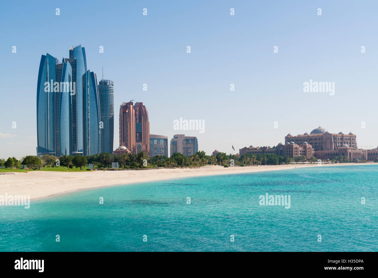 Etihad Towers, Emirates Palace Hotel et plage, Abu Dhabi, Émirats arabes unis, Moyen Orient Banque D'Images