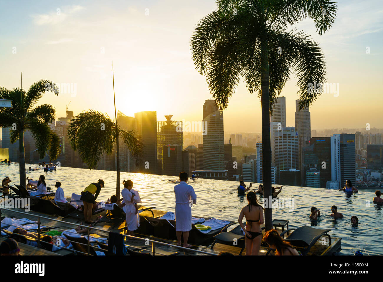 Piscine à débordement sur le toit de l'hôtel Marina Bay Sands avec des vues spectaculaires sur