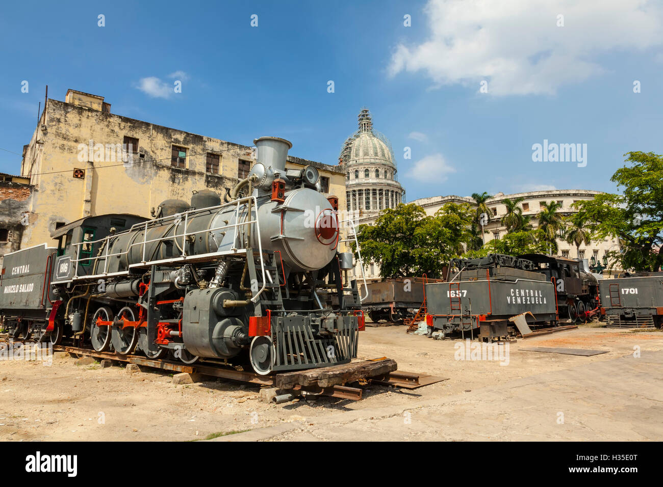 Un train à vapeur d'époque dans un chantier de restauration, La Havane, Cuba, Antilles, Caraïbes Banque D'Images