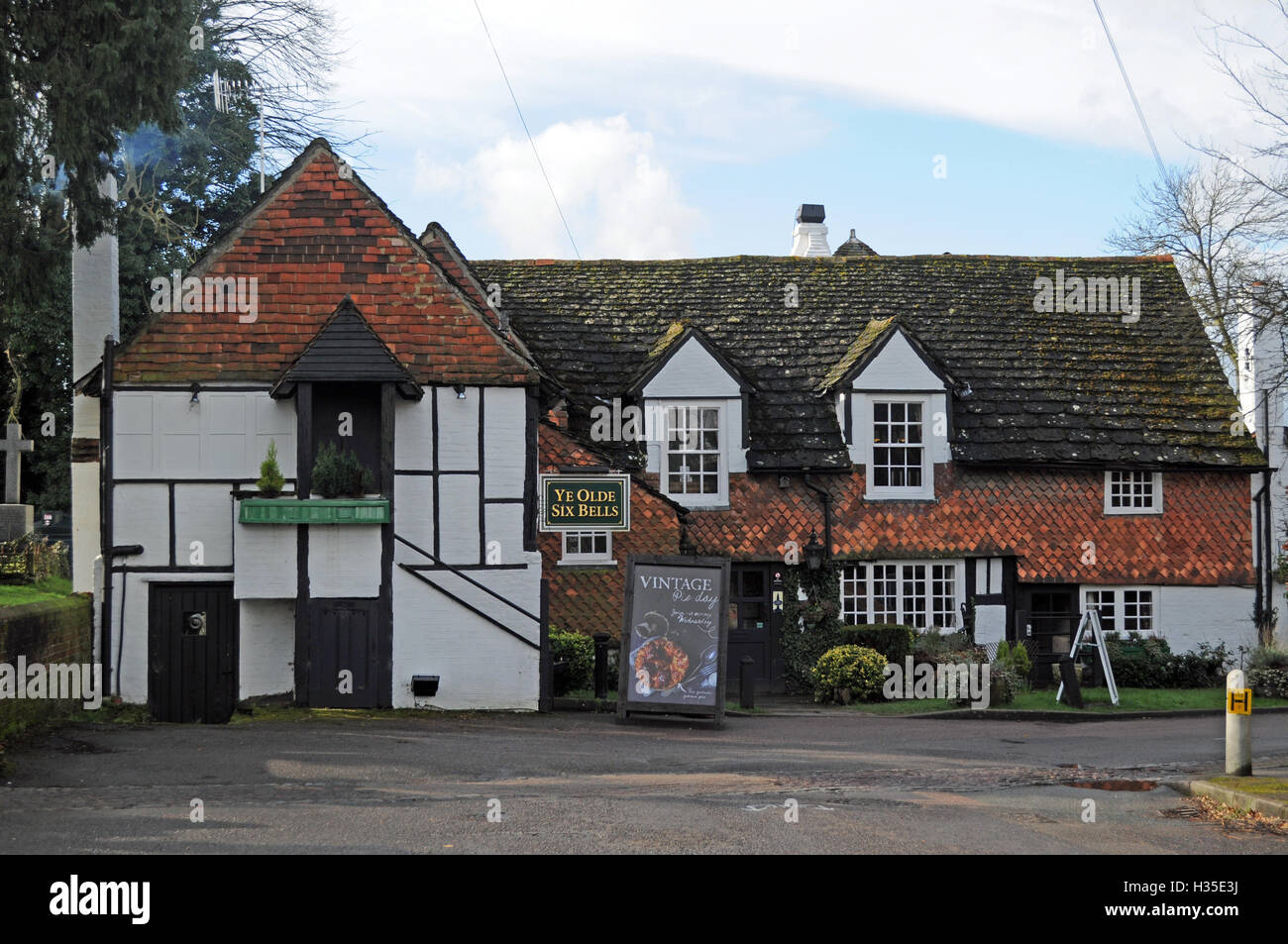 'Ye Olde Six Bells' public house, Horley, Surrey, Angleterre (1 de 2) Banque D'Images