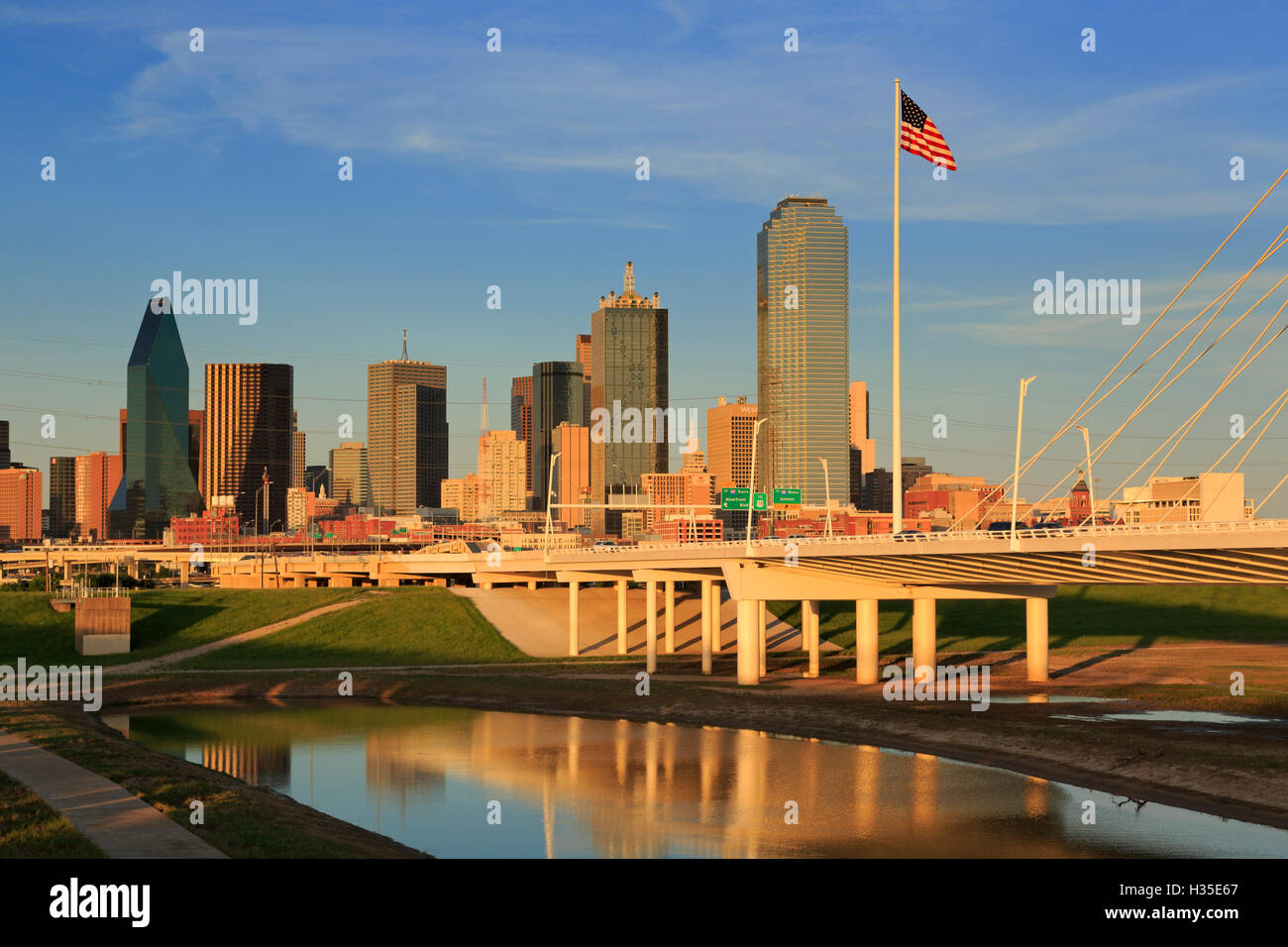 Trinity le fleuve et les toits, Dallas, Texas, USA Banque D'Images
