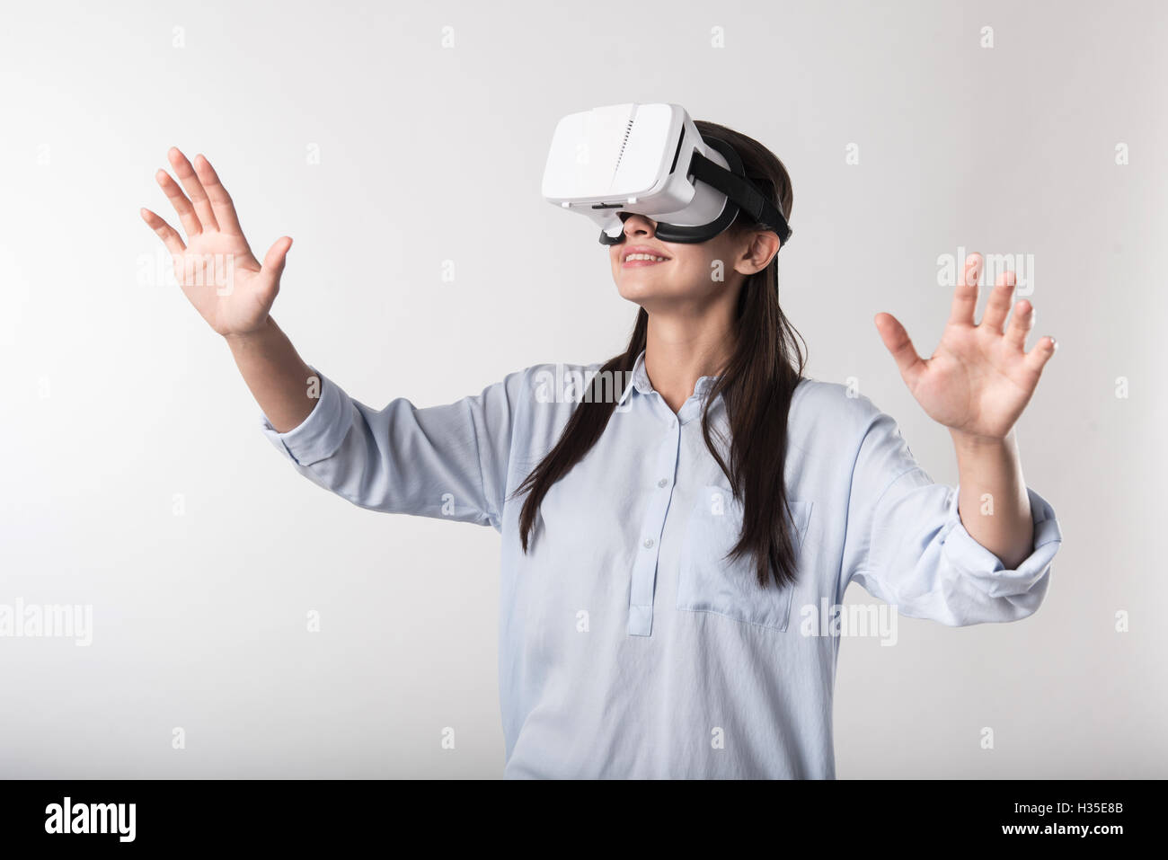 Heureux femme émotionnel à l'aide de lunettes de réalité virtuelle Banque D'Images