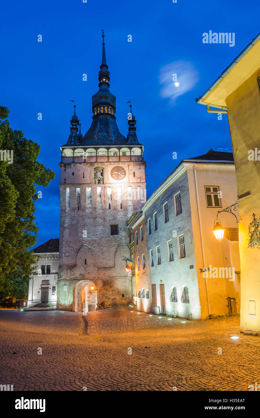 Sighisoara Tour de l'horloge dans la nuit dans le centre historique de Sighisoara, un 12e siècle ville saxonne, l'UNESCO, Transylvanie, Roumanie Banque D'Images