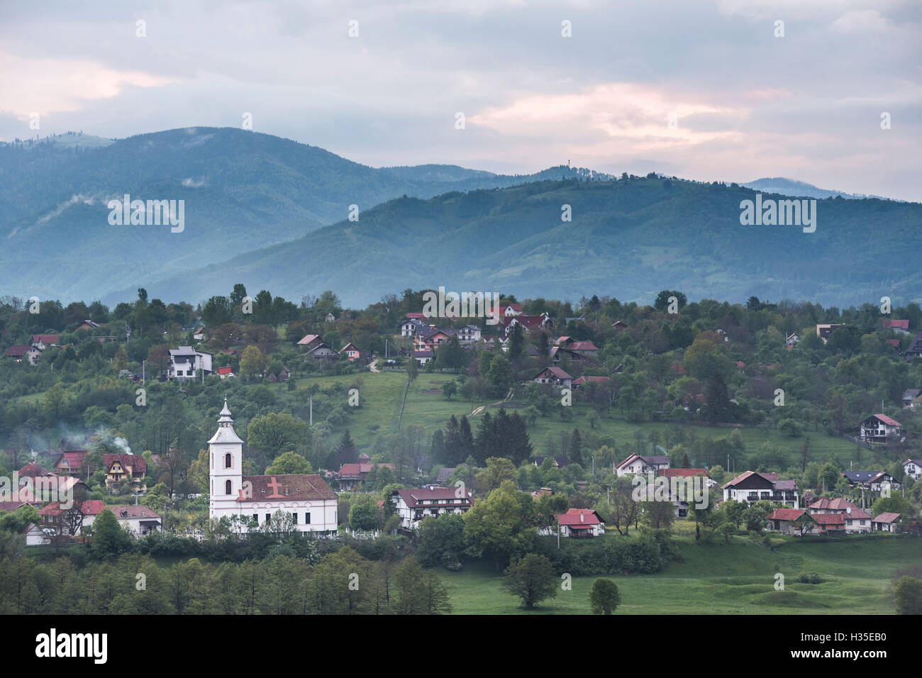 Romanian campagne entourant le Château de Bran au coucher du soleil, Transylvanie, Roumanie Banque D'Images