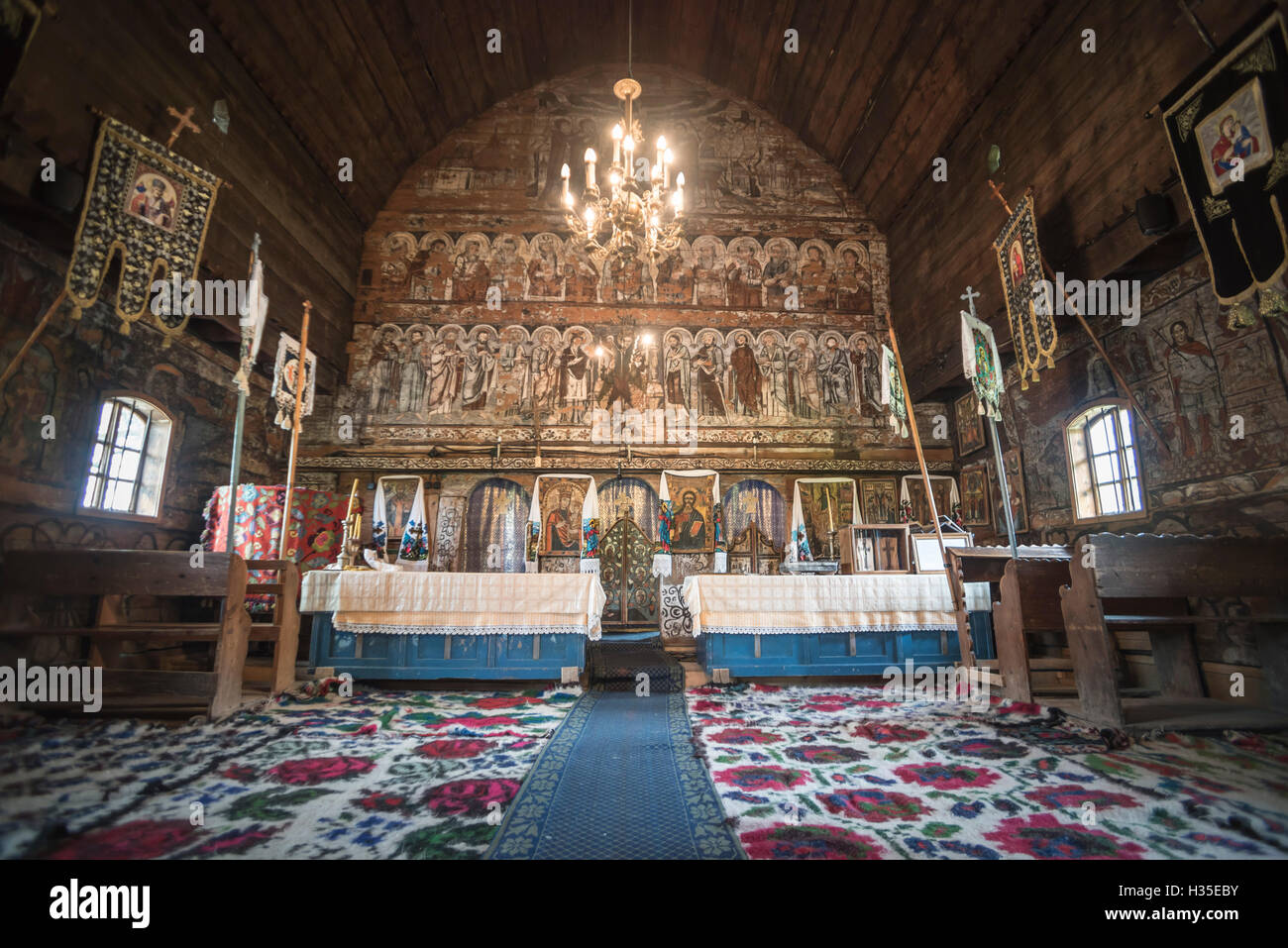 Vieille église en bois peints en Sarbi, Maramures, Roumanie Banque D'Images