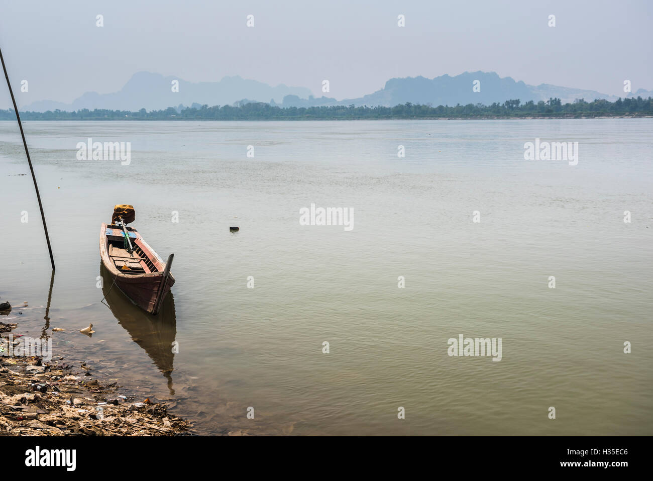 Bateau à moteur sur la rivière Salween (Thanlwin River), HPA, un état de l'Etat de Kayin (Karen), le Myanmar (Birmanie) Banque D'Images