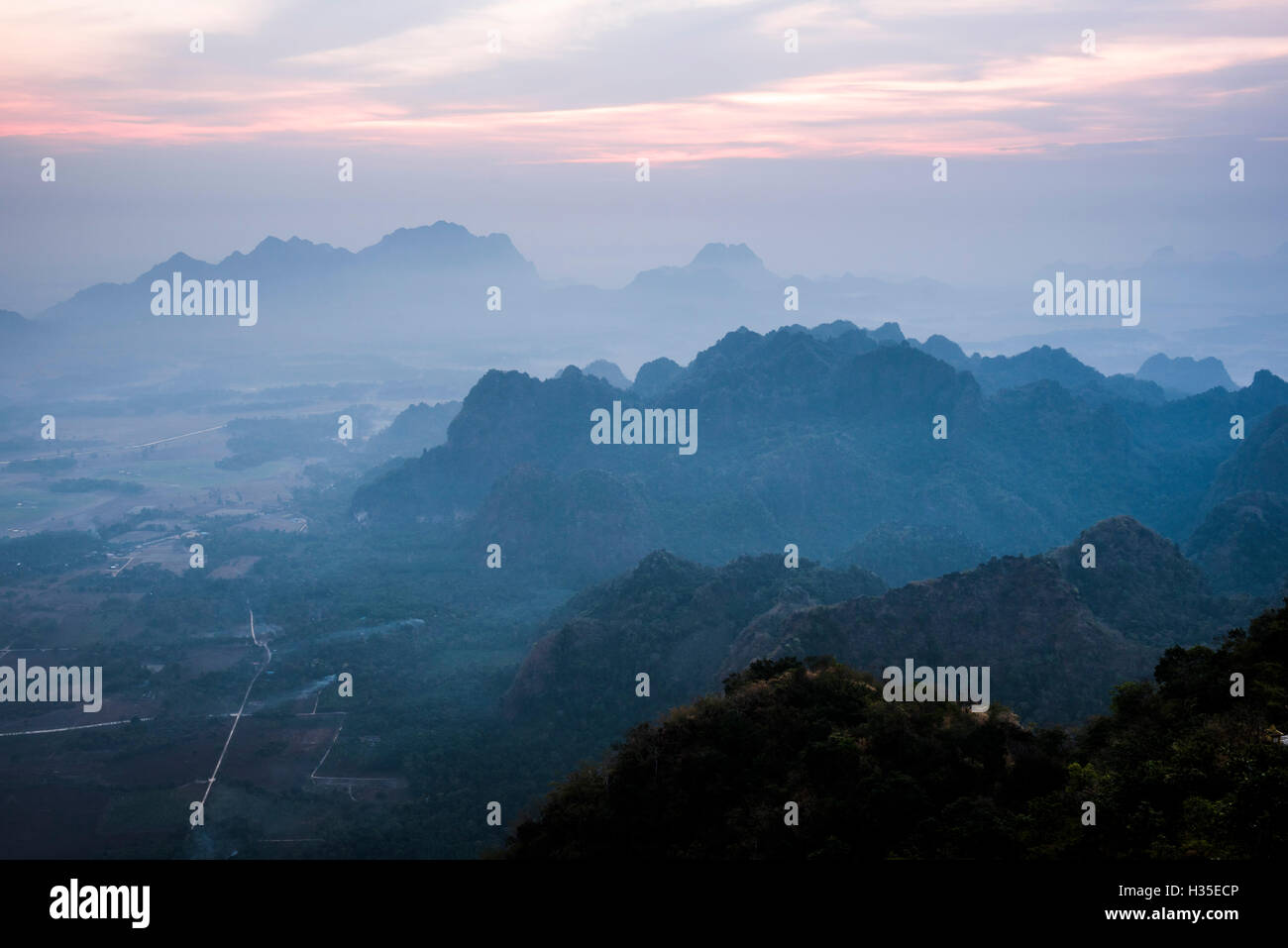 Vue depuis le mont Zwegabin au lever du soleil, HPA, un Etat de Kayin (Karen), le Myanmar (Birmanie) Banque D'Images