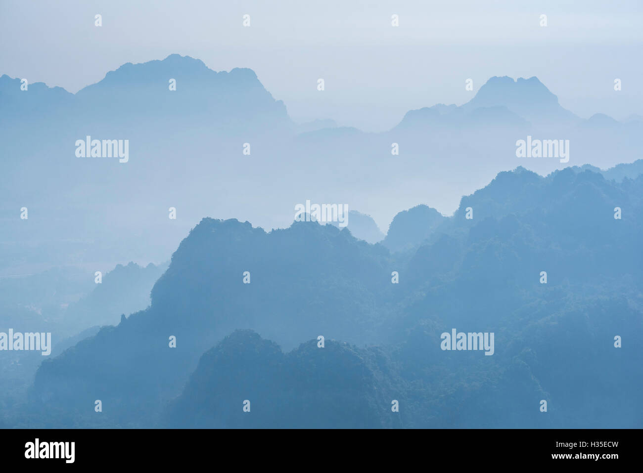 Karst calcaire Misty paysage de montagne au lever du soleil, vu depuis le mont Zwegabin, Hpa An, Kayin (Karen), le Myanmar (Birmanie) Banque D'Images