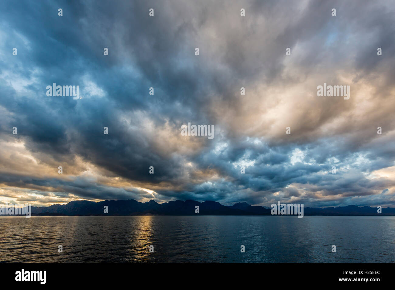 La fin de l'après-midi les rayons de lumière sur l'Isla del Carmen, Baja California Sur, Mexique Banque D'Images