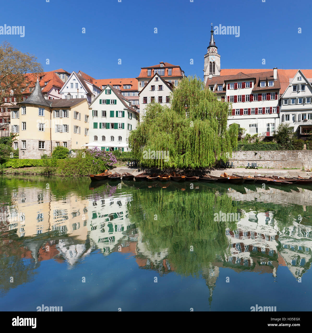 Vieille Ville avec Hoelderlinturm Tour et église qui reflète dans la Schwanenburg Neckar, Tuebingen, Baden-Wurttemberg, Allemagne Banque D'Images