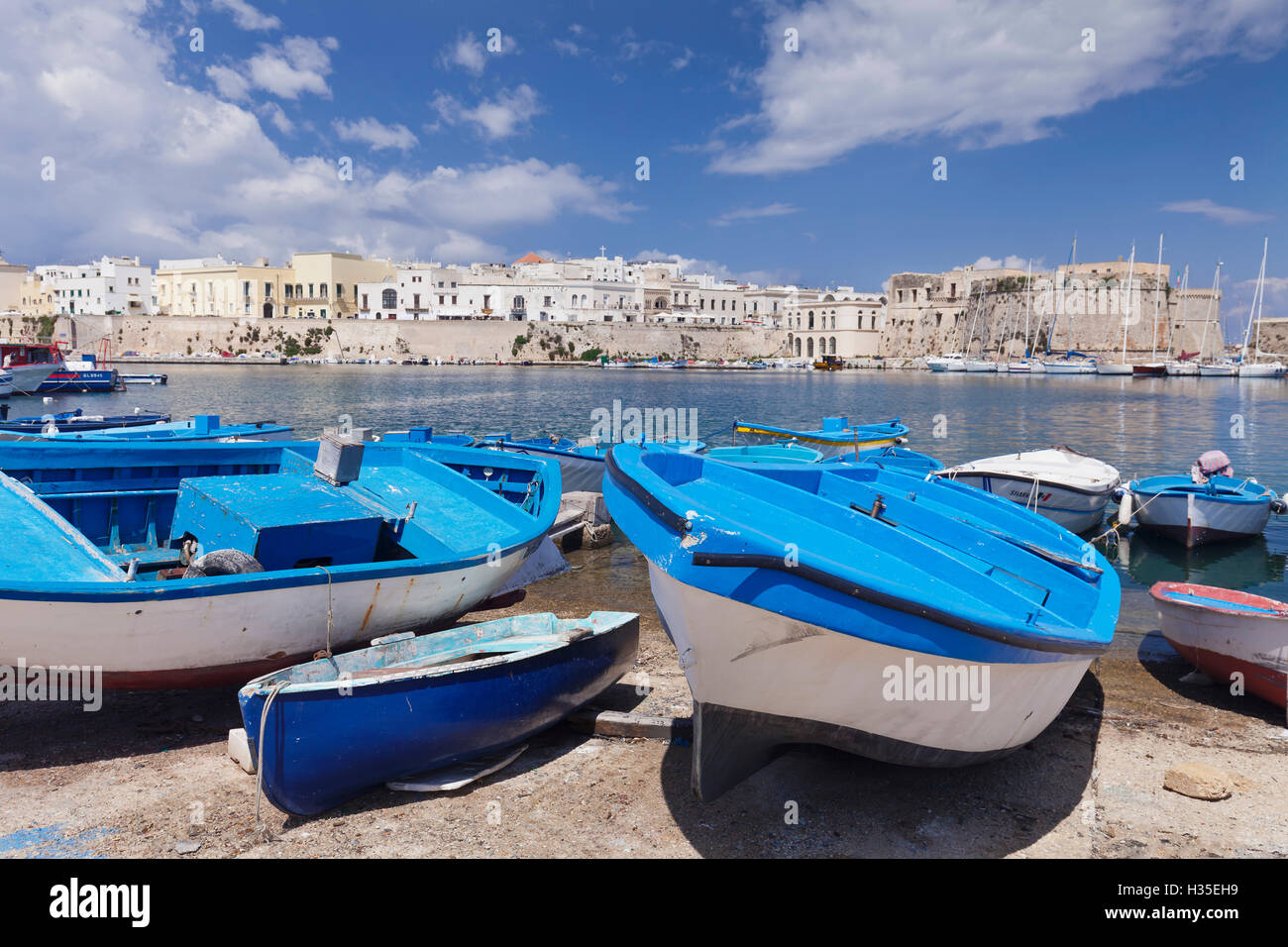 Bateaux de pêche au port, vieille ville avec château, Gallipoli, Lecce, province de la péninsule Salentine, Pouilles, Italie Banque D'Images