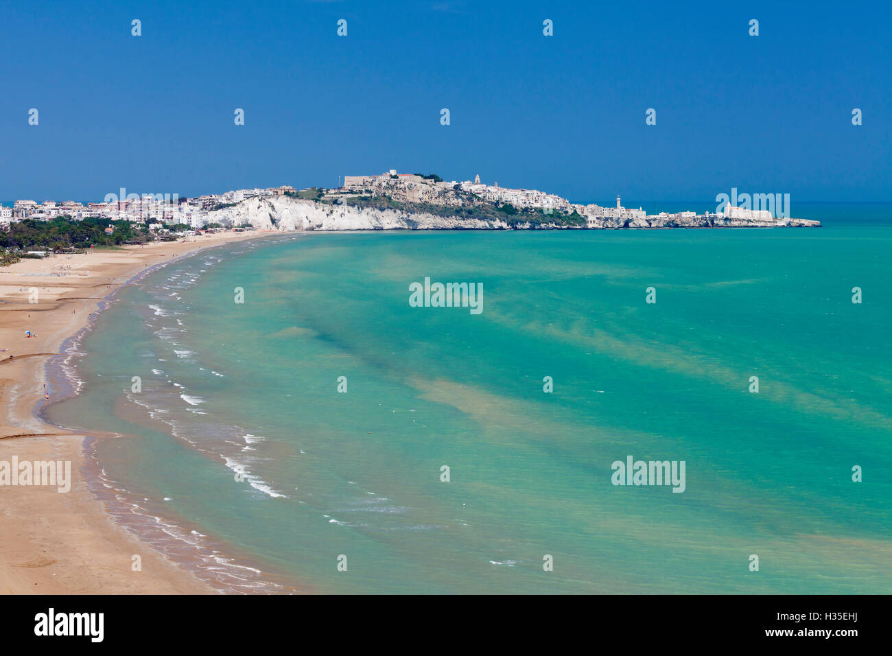 Le Castello beach, Vieste en arrière-plan, Gargano, Province de Foggia, Pouilles, Italie Banque D'Images