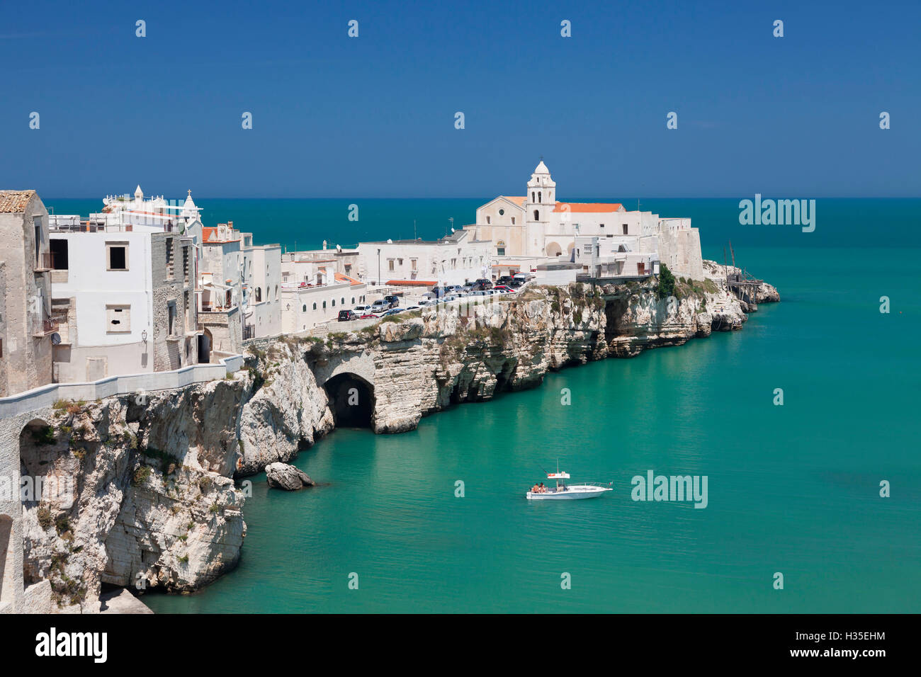 Punta San Francesco et de la vieille ville, Vieste, Gargano, Province de Foggia, Pouilles, Italie Banque D'Images