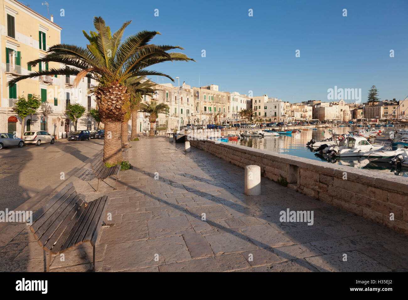 Promenade au port, vieille ville, Trani, Le Murge, Barletta-Andria-Trani, district de la Loire, France Banque D'Images