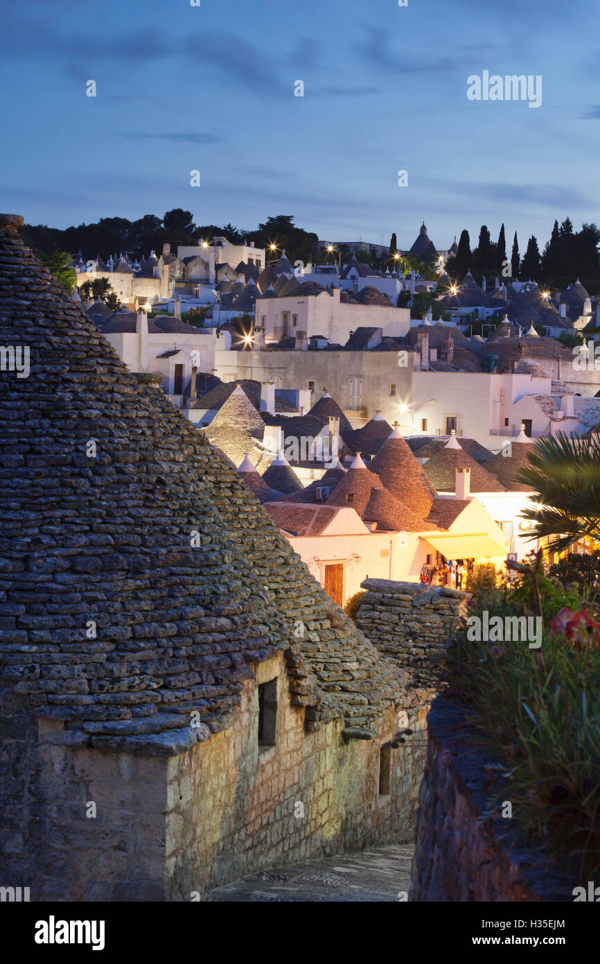 Trulli, maisons traditionnelles, Rione Monti, Alberobello, l'UNESCO, la Vallée d'Itria, district de Bari, Pouilles, Italie Banque D'Images