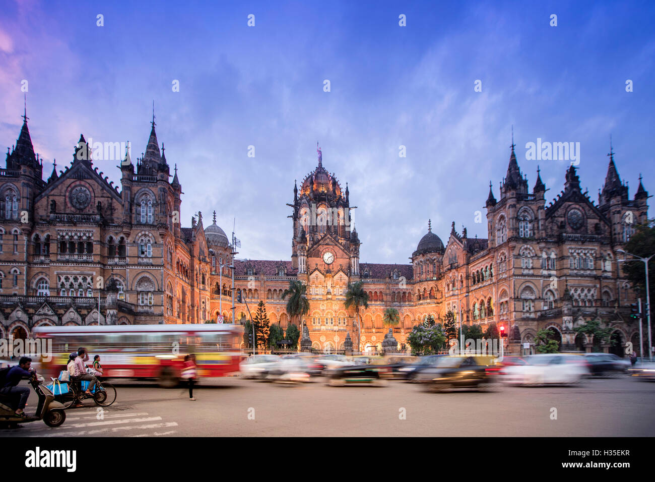 La gare Chhatrapati Shivaji Terminus (Victoria), l'UNESCO, gare ferroviaire historique. Mumbai (Bombay), Maharashtra, Inde Banque D'Images