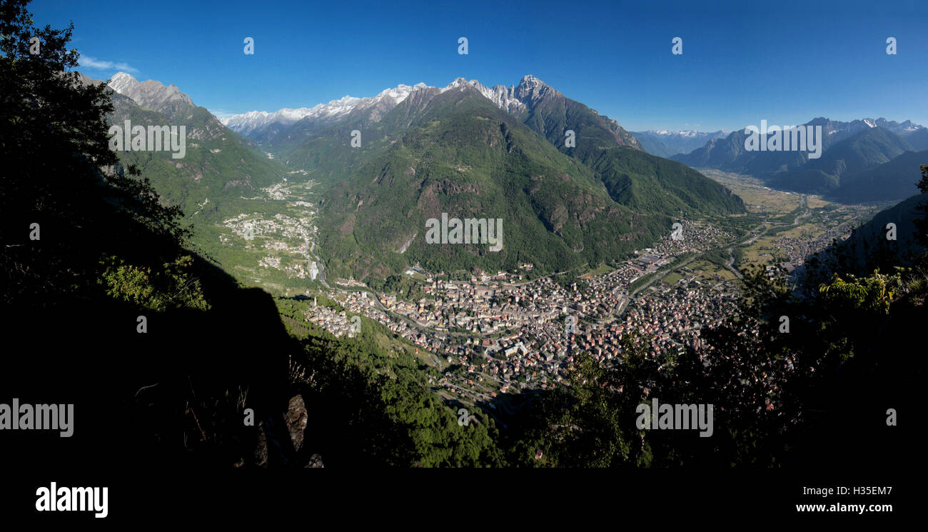 Vue panoramique de la vallée de Chiavenna et Bregaglia, Valtellina, Lombardie, Italie Banque D'Images
