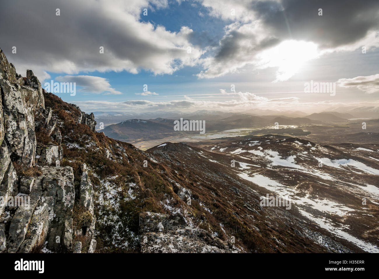 Vue sur les Cairngorms depuis le haut de Creag Dubh près de Newtonmore, Parc National de Cairngorms, en Écosse, Royaume-Uni Banque D'Images