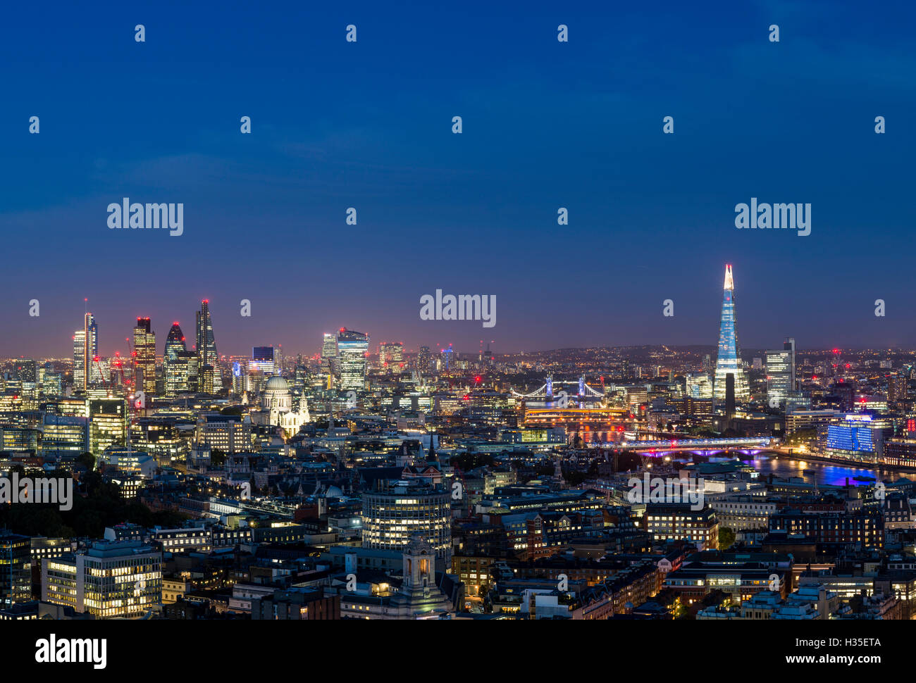 Vue de Londres et de la Tamise depuis le haut de la tour Centre Point partout à l'Écharde de Saint Paul's Cathedral, London, UK Banque D'Images