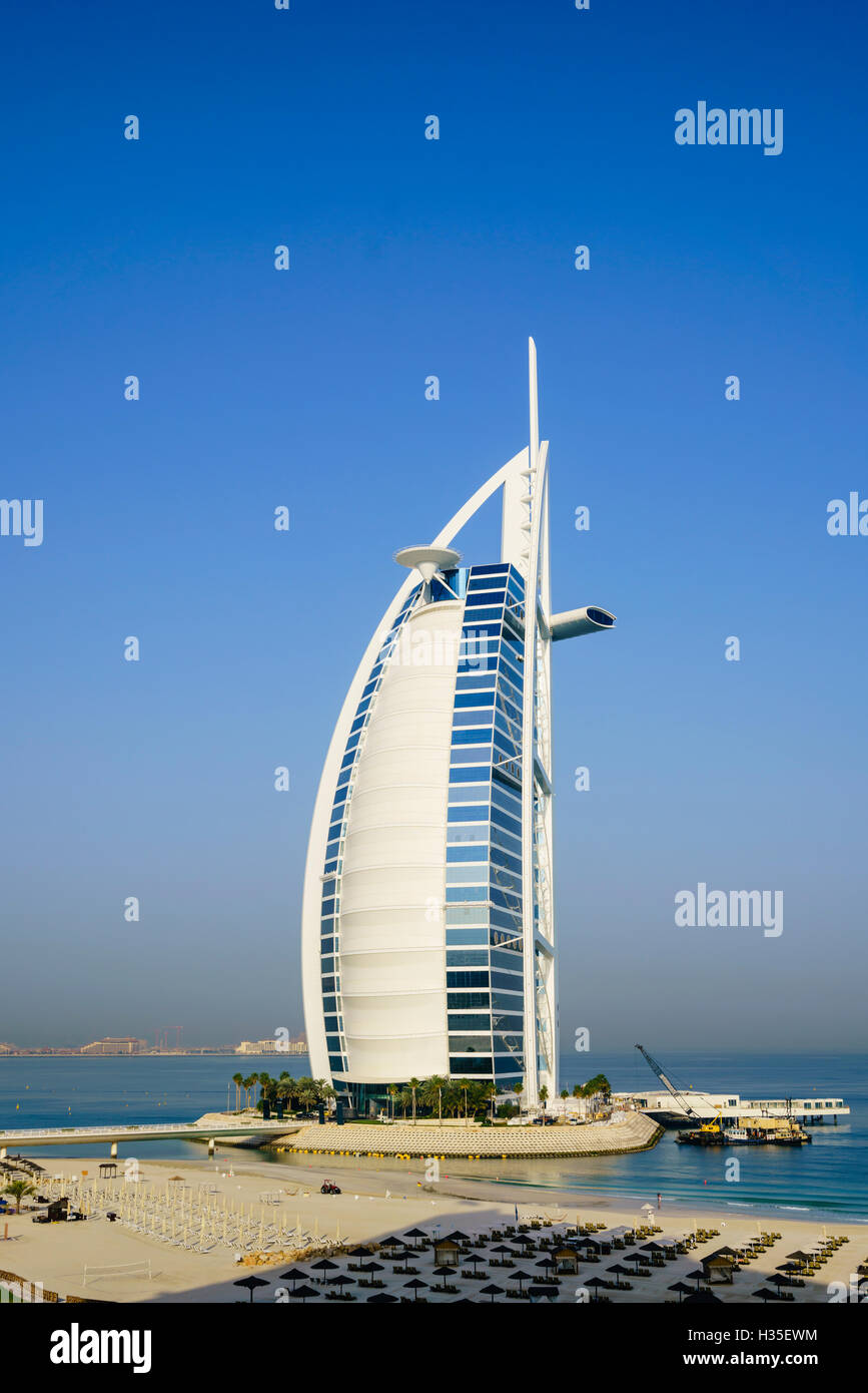 Burj Al Arab, Dubaï emblématique monument, la plage de Jumeirah, Dubai, Émirats arabes unis, Moyen Orient Banque D'Images