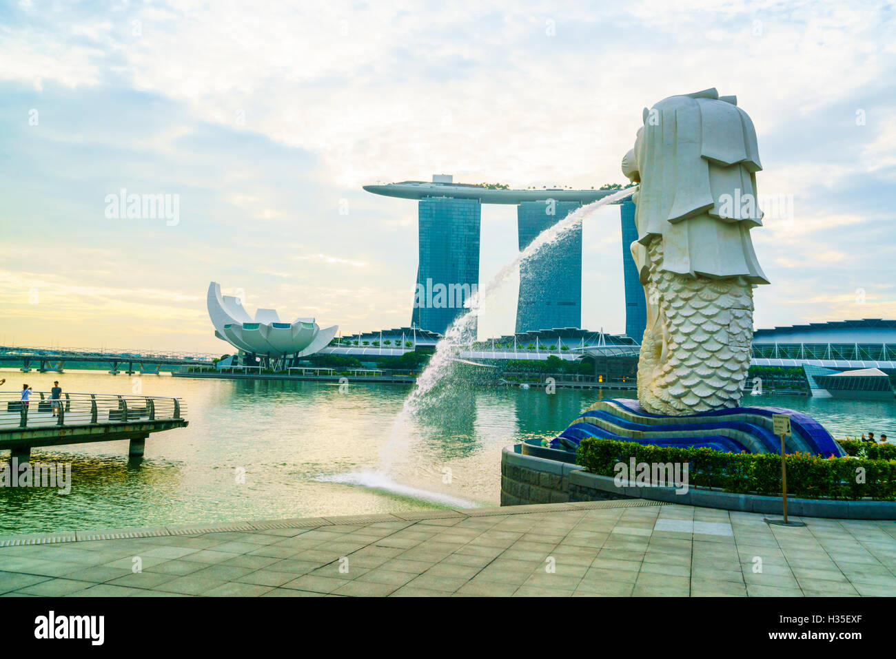 Statue du Merlion, le symbole national de Singapour et son plus célèbre monument, Merlion Park, Marina Bay, Singapour Banque D'Images