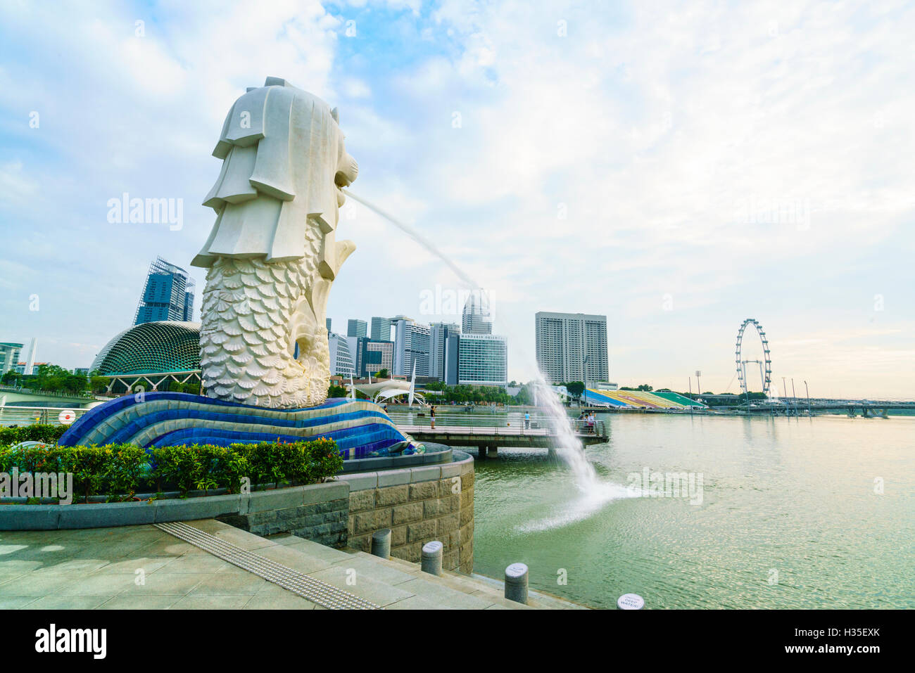 Statue du Merlion, le symbole national de Singapour et son plus célèbre monument, Merlion Park, Marina Bay, Singapour Banque D'Images