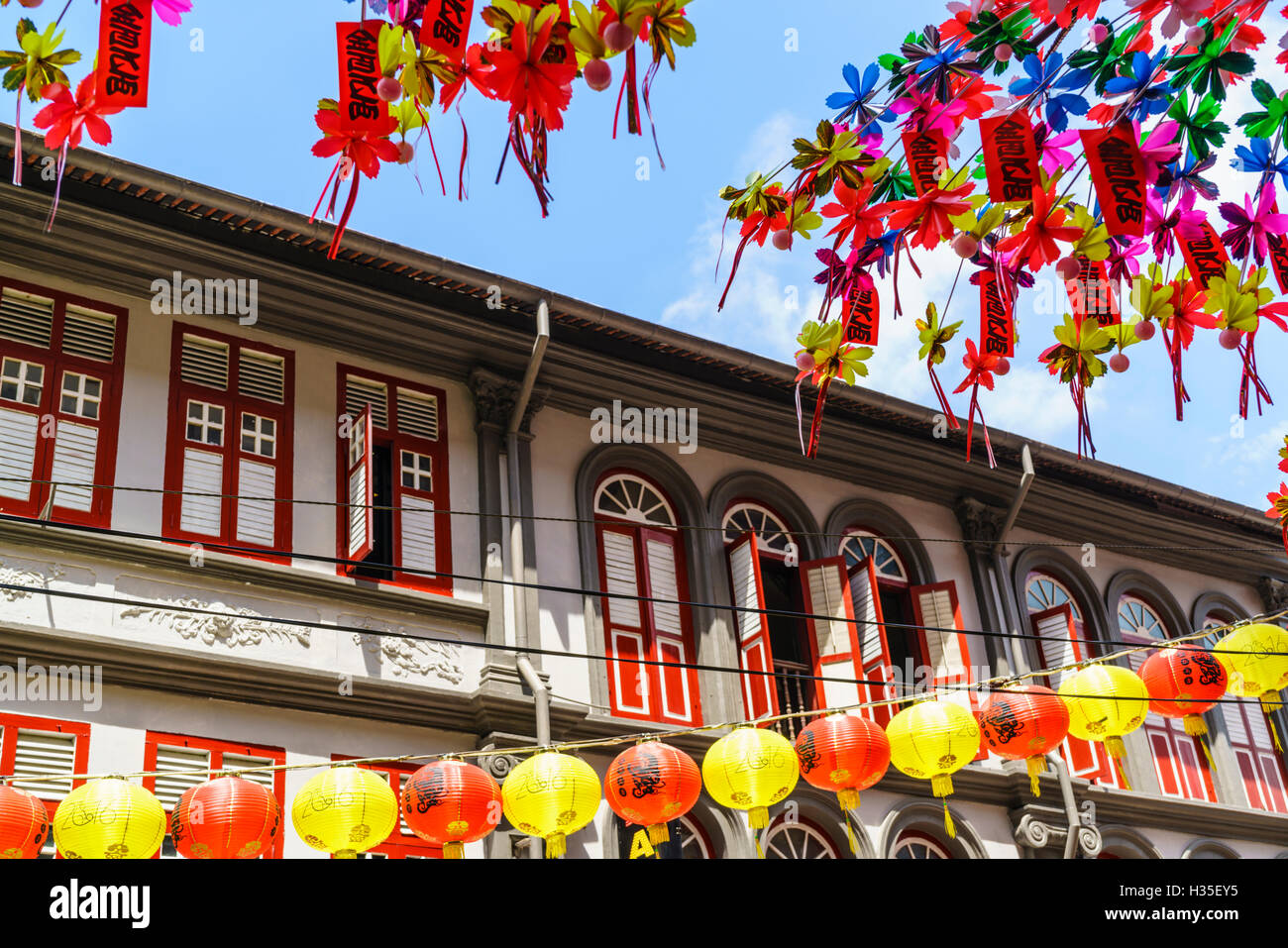Restaurées et peintes de couleurs vives vieux maisons-boutiques dans Chinatown, Singapour Banque D'Images