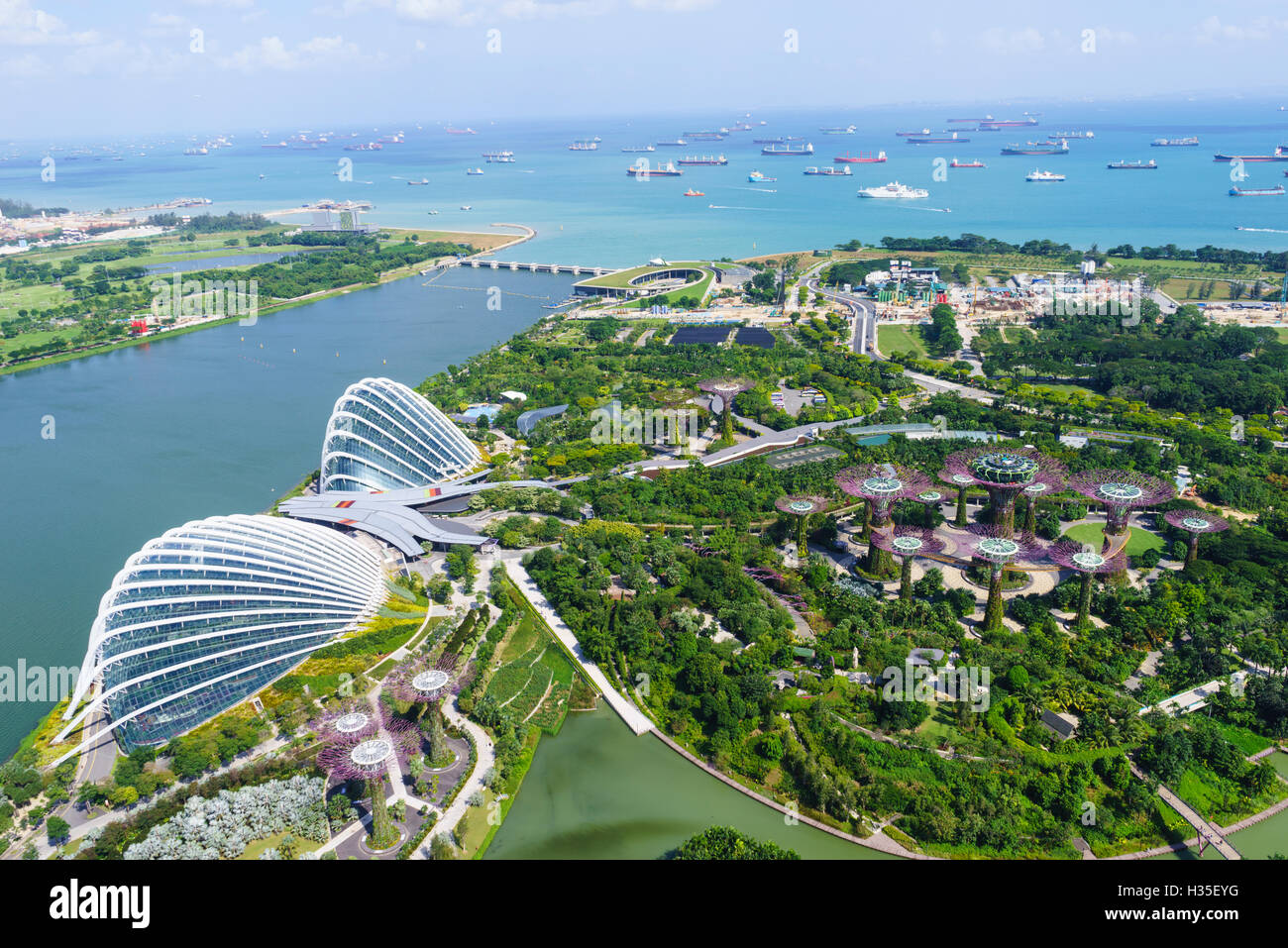 Vue de haut donnant sur les jardins de la baie avec ses jardins botaniques et conservatoires Supertree Grove, Singapour Banque D'Images