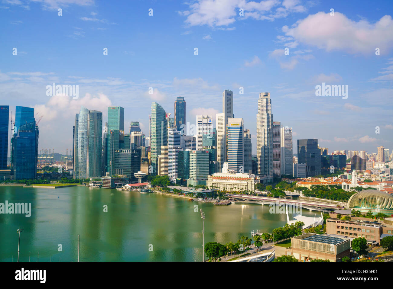 Les tours du quartier d'affaires central et Marina Bay en début de matinée, Singapour Banque D'Images