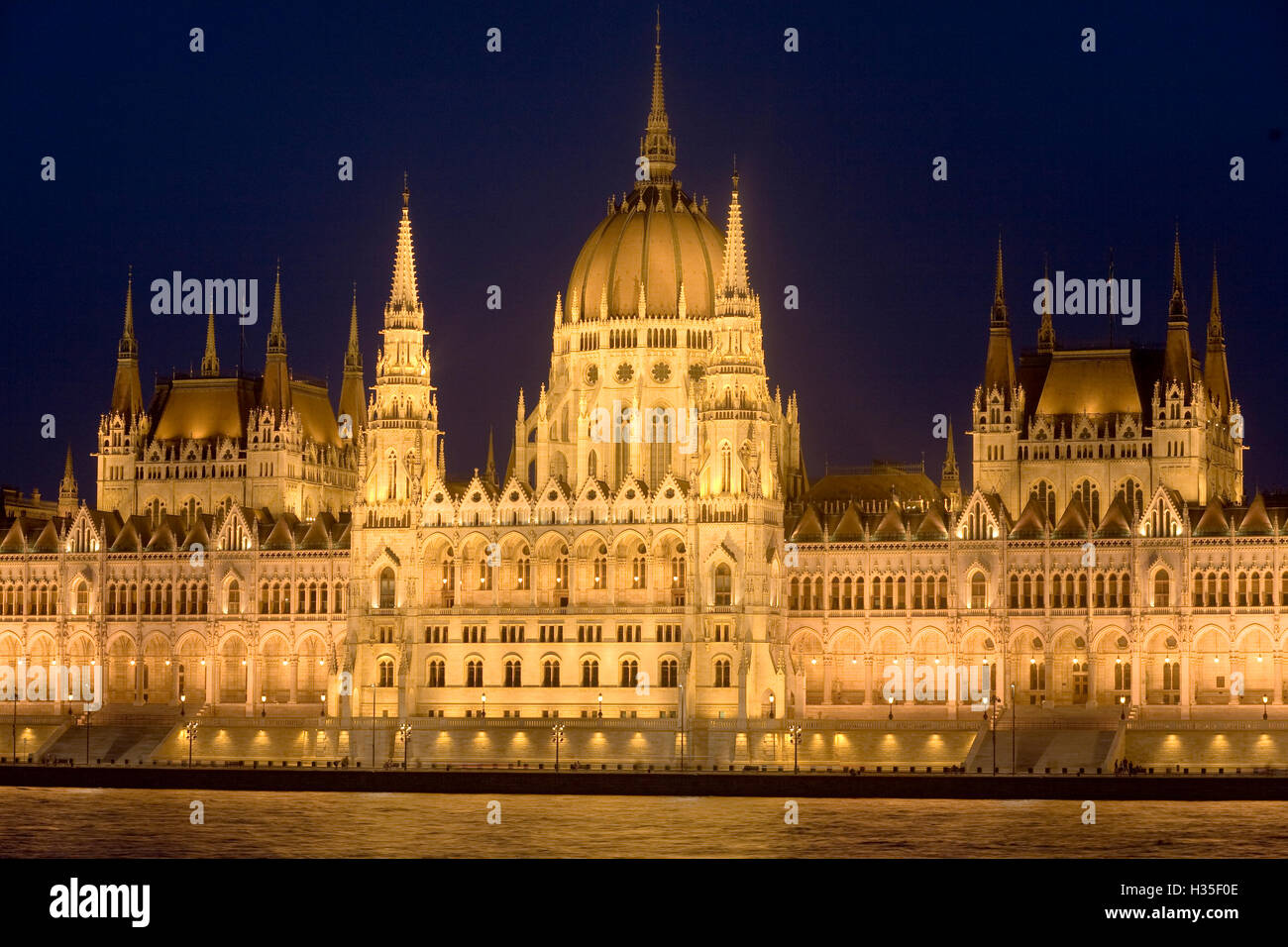 Partie principale du Parlement hongrois en été nuit, Budapest, Hongrie Banque D'Images