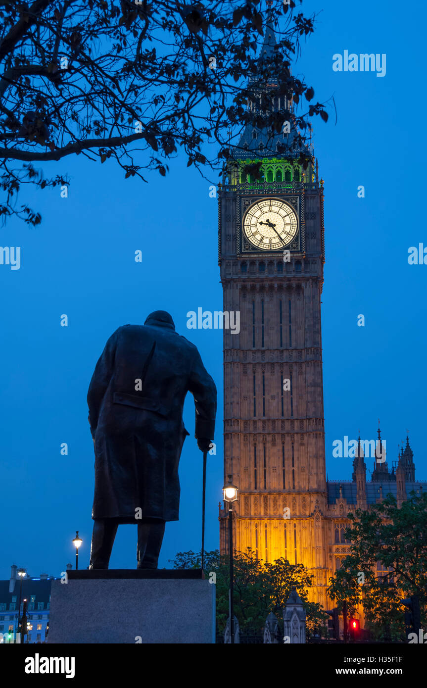 Statue de Sir Winston Churchill et de Big Ben, la place du Parlement, Westminster, London, England, UK Banque D'Images