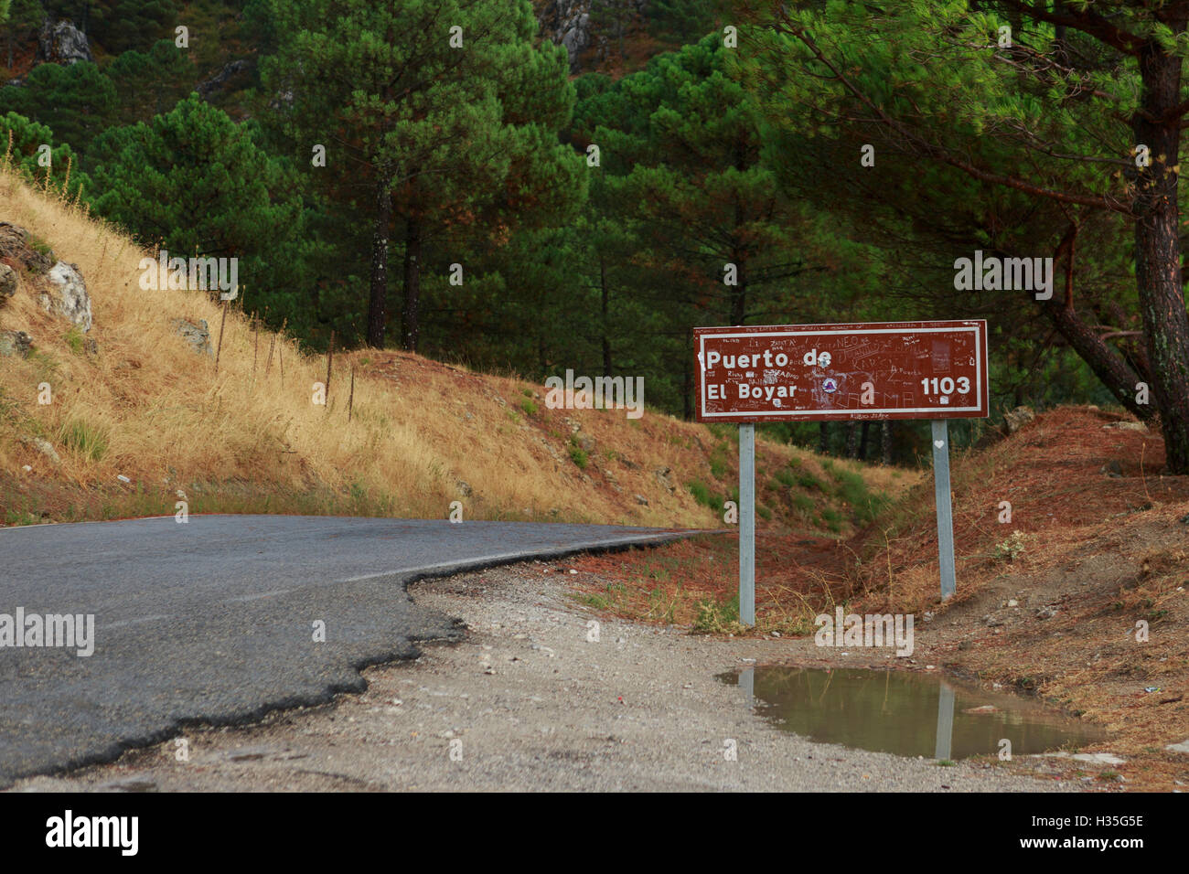 L'Andalousie, espagne. Un signe de Puerto de el Boyard à l'intérieur de la montagne de Cadix. Pako Mera Banque D'Images