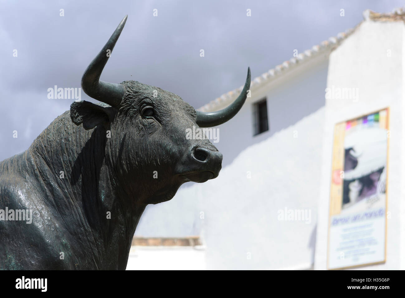 L'Andalousie, espagne. Statue de Bull à Ronda./arène de corrida. Pako Mera Banque D'Images