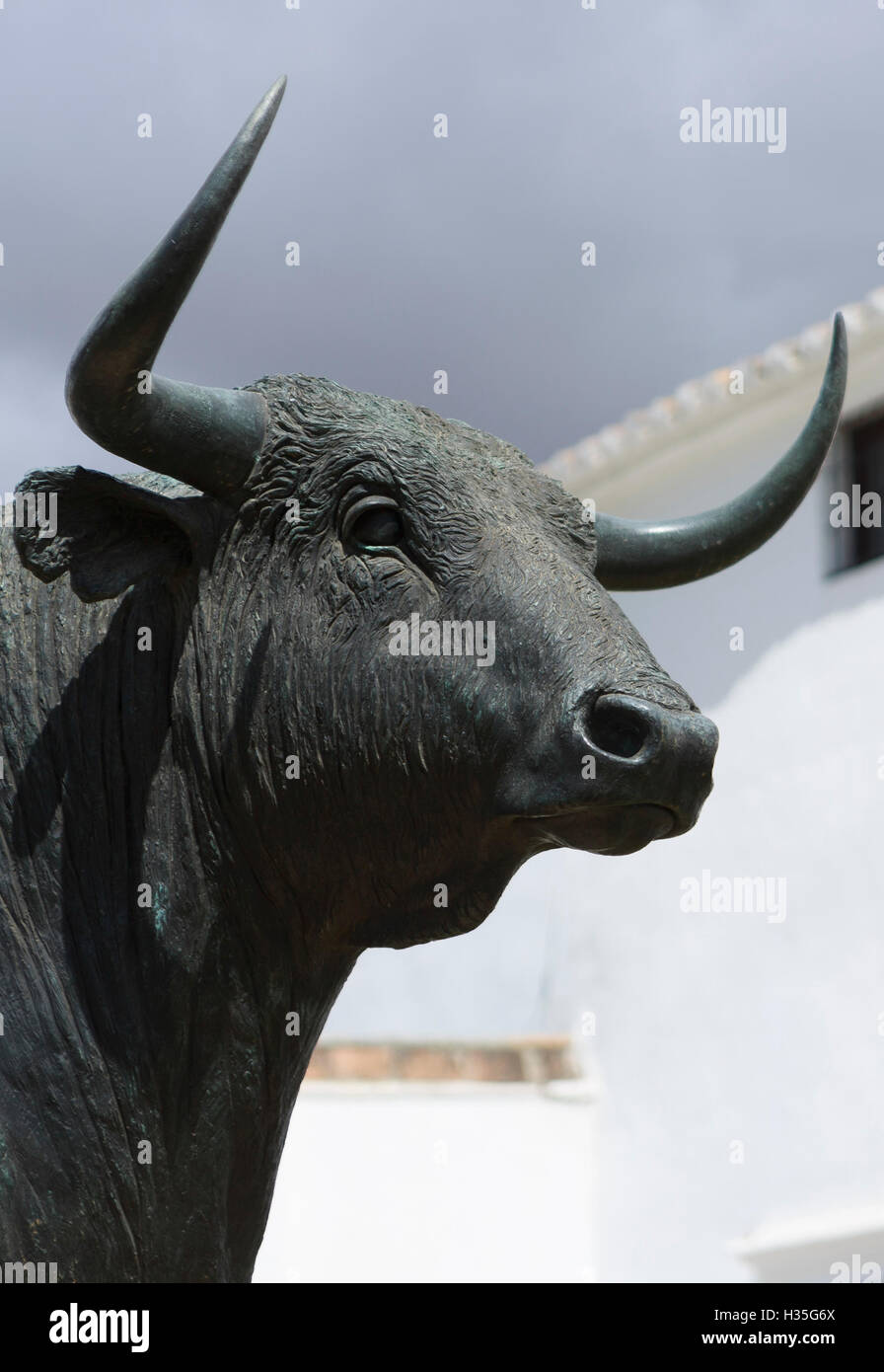 L'Andalousie, espagne. Statue de Bull à Ronda./arène de corrida. Pako Mera Banque D'Images