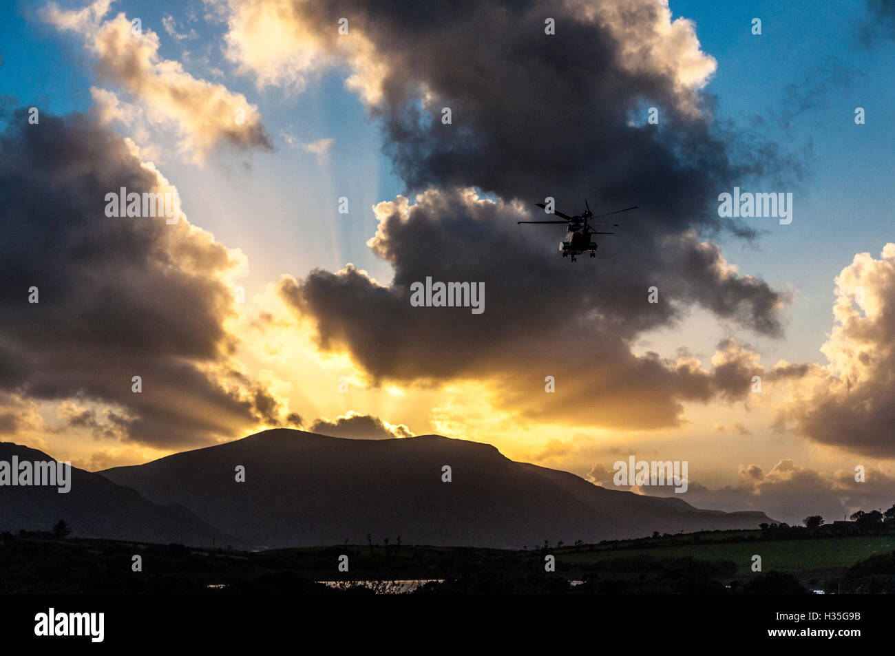 La Garde côtière irlandaise IRGC Sauvetage par hélicoptère Sikorsky S-92 de l'AE118-ICA flys au-dessus, Ardara County Donegal, Ireland Banque D'Images