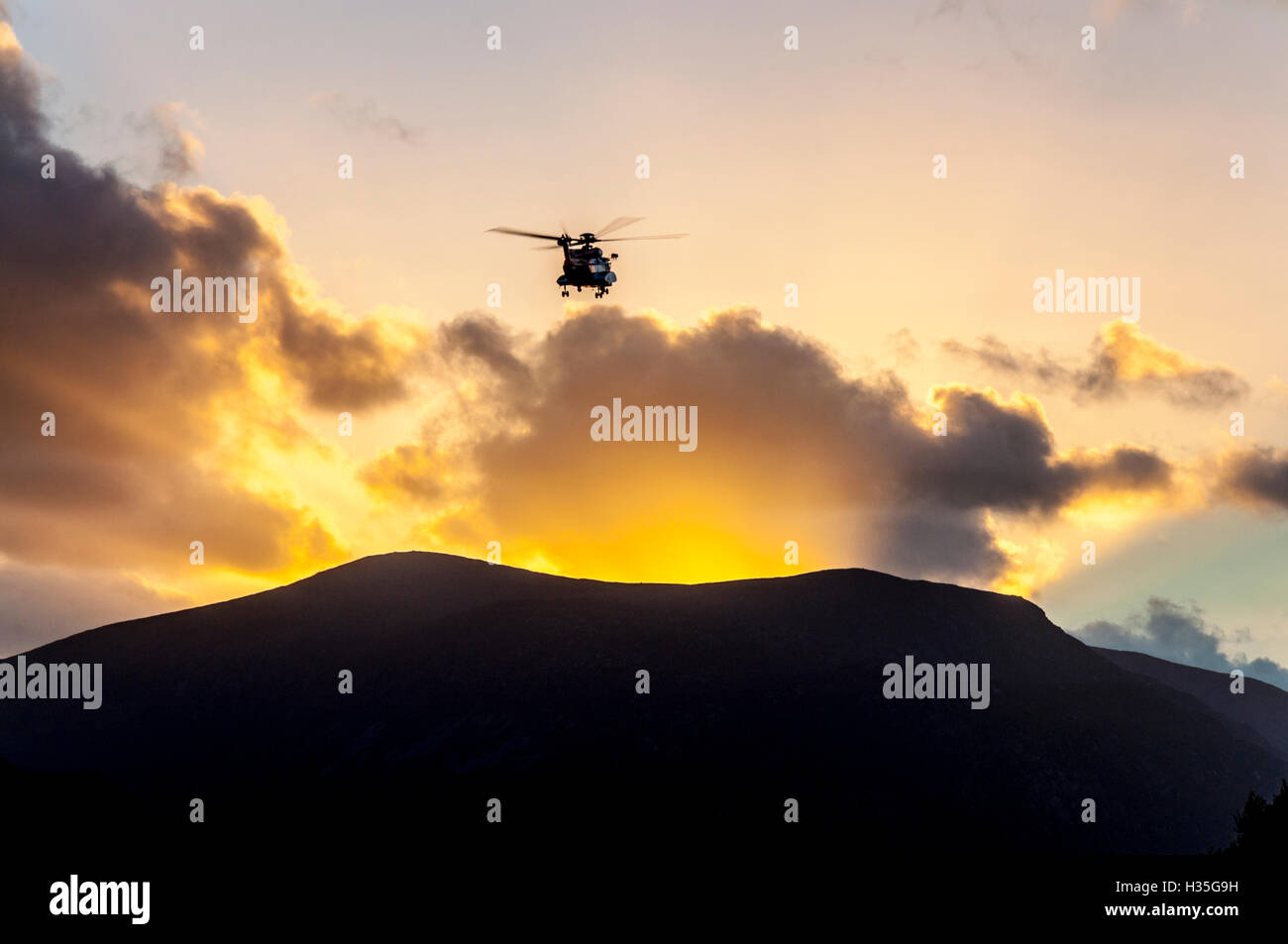 La Garde côtière irlandaise IRGC Sauvetage par hélicoptère Sikorsky S-92 de l'AE118-ICA flys au-dessus, Ardara County Donegal, Ireland Banque D'Images