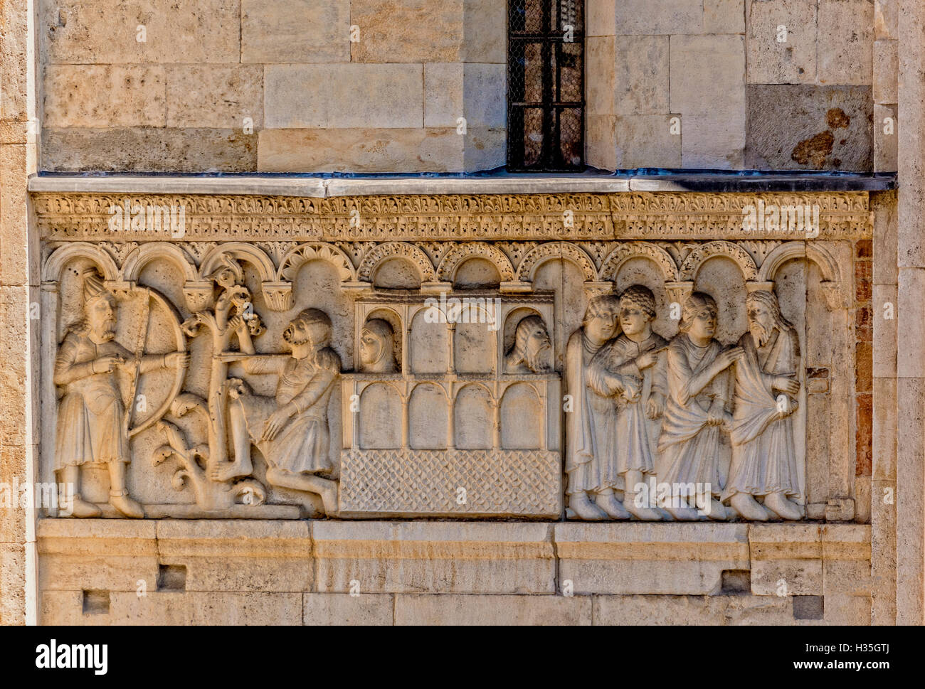 La cathédrale de Modène Italie Emilie Romagne - Façade le meurtre de Caïn, Lémec dans le cadre de l'arche du déluge, de Noé qui sort avec ses enfants Banque D'Images