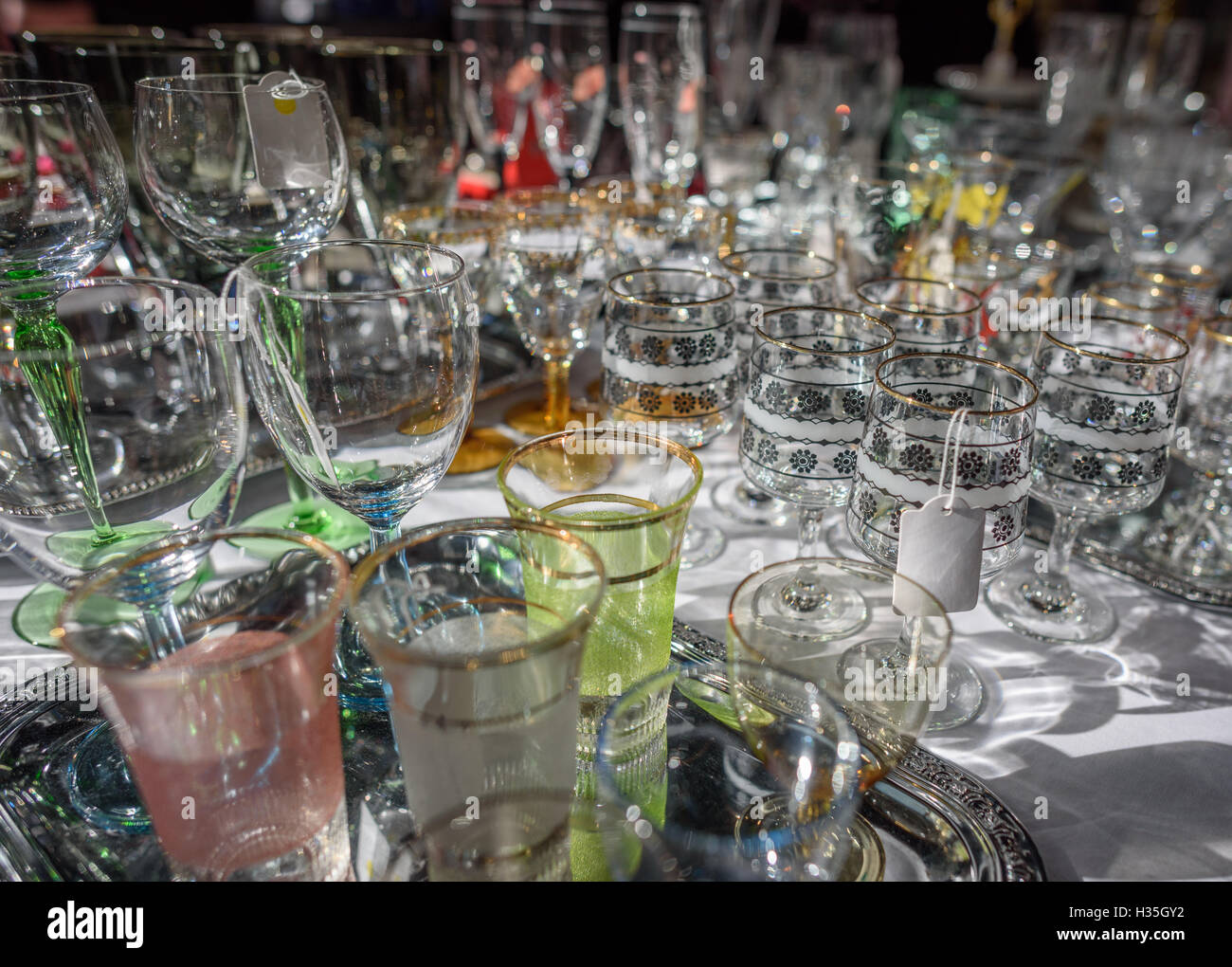 Divers verres antiques à vendre à un marché aux puces. Banque D'Images