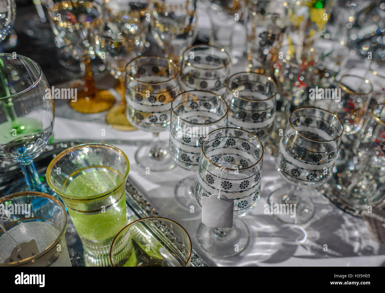 Divers verres antiques à vendre à un marché aux puces. Banque D'Images