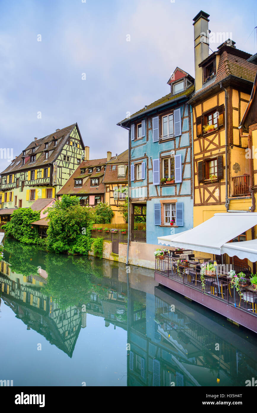 Colmar, la Petite Venise, canal de l'eau et les maisons colorées. Alsace, France. Banque D'Images Colmar, la Petite Venise, canal de l'eau et les maisons colorées. Alsace, France. Banque D'Images