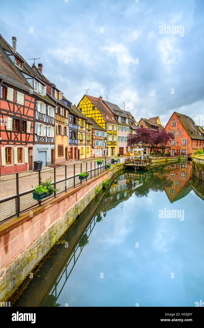 Colmar, Petit Canal de Venise, l'eau et les maisons colorées. Alsace, France. Longue exposition. Banque D'Images