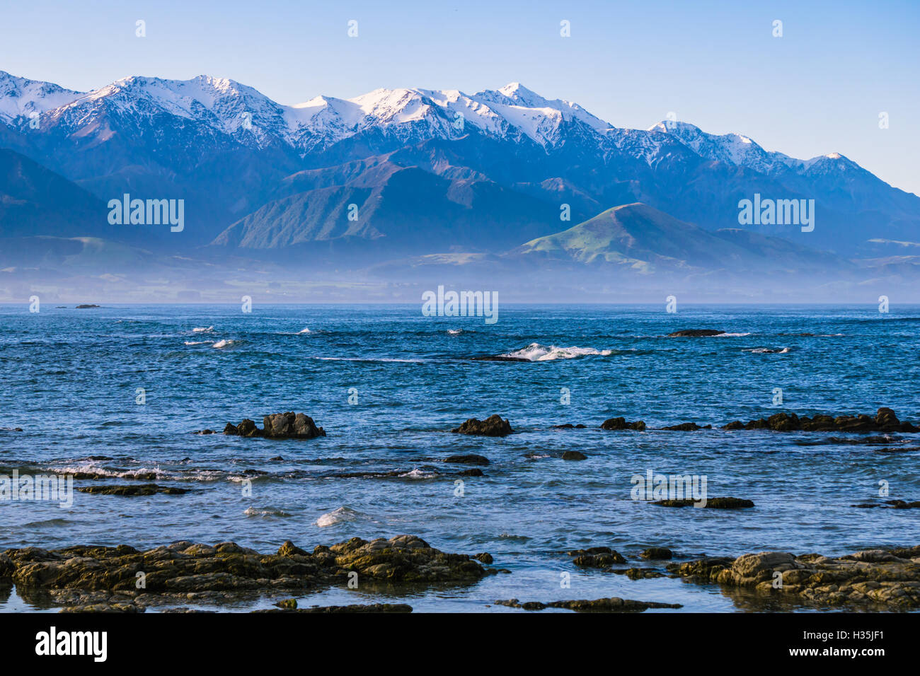 Beau paysage de la côte de l'océan pacifique à Kaikoura et snow mountain en arrière-plan Banque D'Images