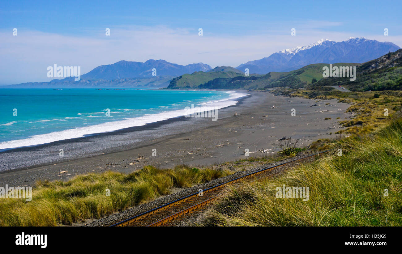 Bel ladndscape de Kaikoura coast line où océan et montagne enneigées en collision Banque D'Images