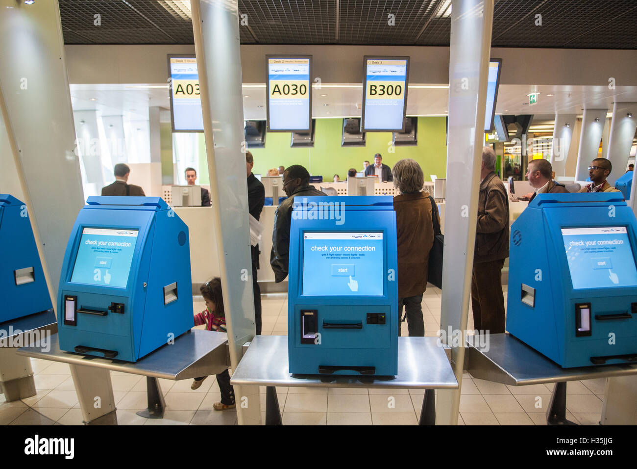 Les terminaux d'ordinateur à l'enregistrement au terminal de l'aéroport Schipol d'Amsterdam, Hollande, Pays-Bas,,l'Europe. Banque D'Images