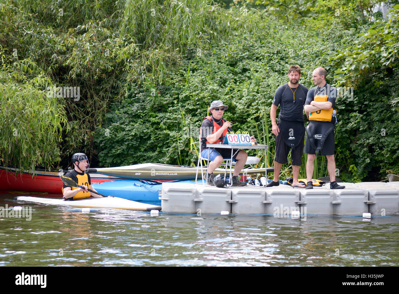 Les buteurs table à un match de water-polo en canot sur la rivière Ouse à Bedford, Bedfordshire, Angleterre Banque D'Images